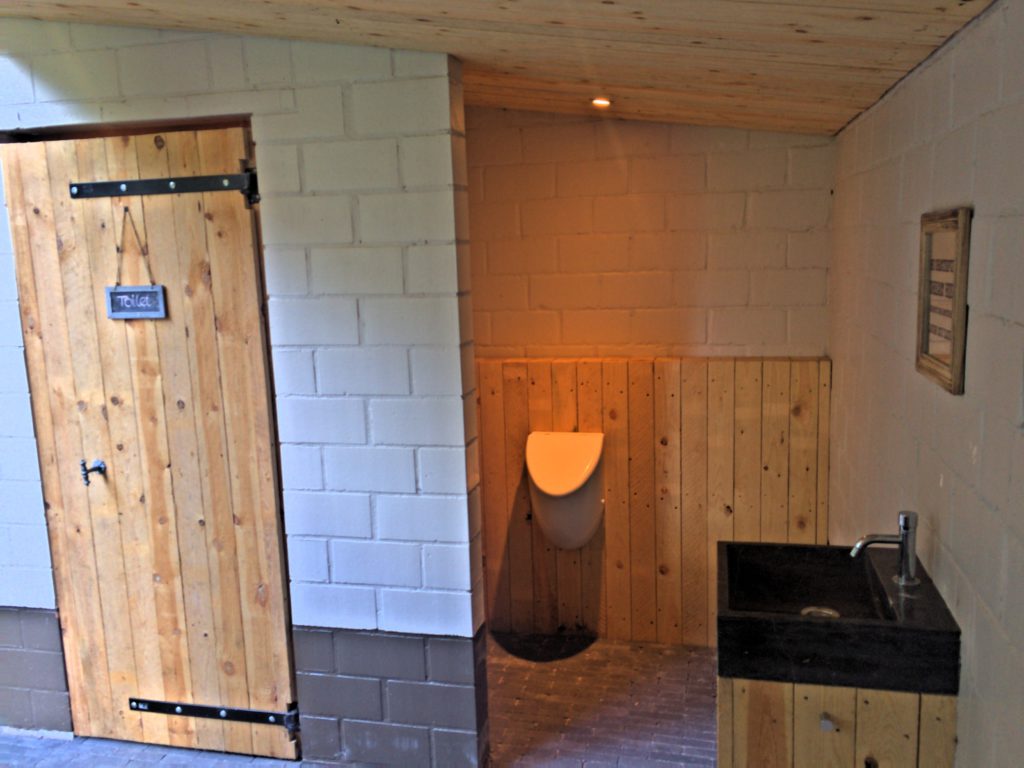 buiten toilet